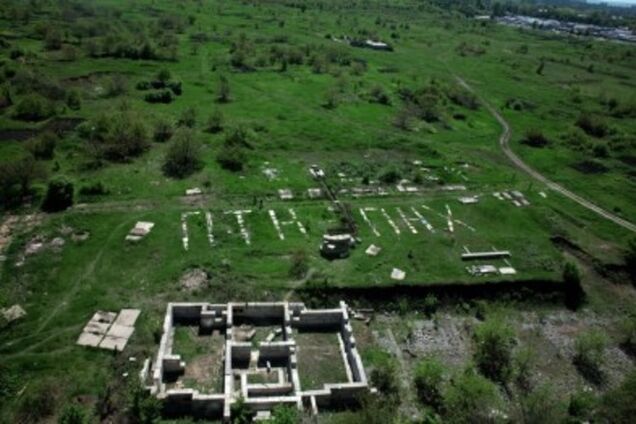 Харьковчане выложили из мусора 11-метровое 'послание Путину'