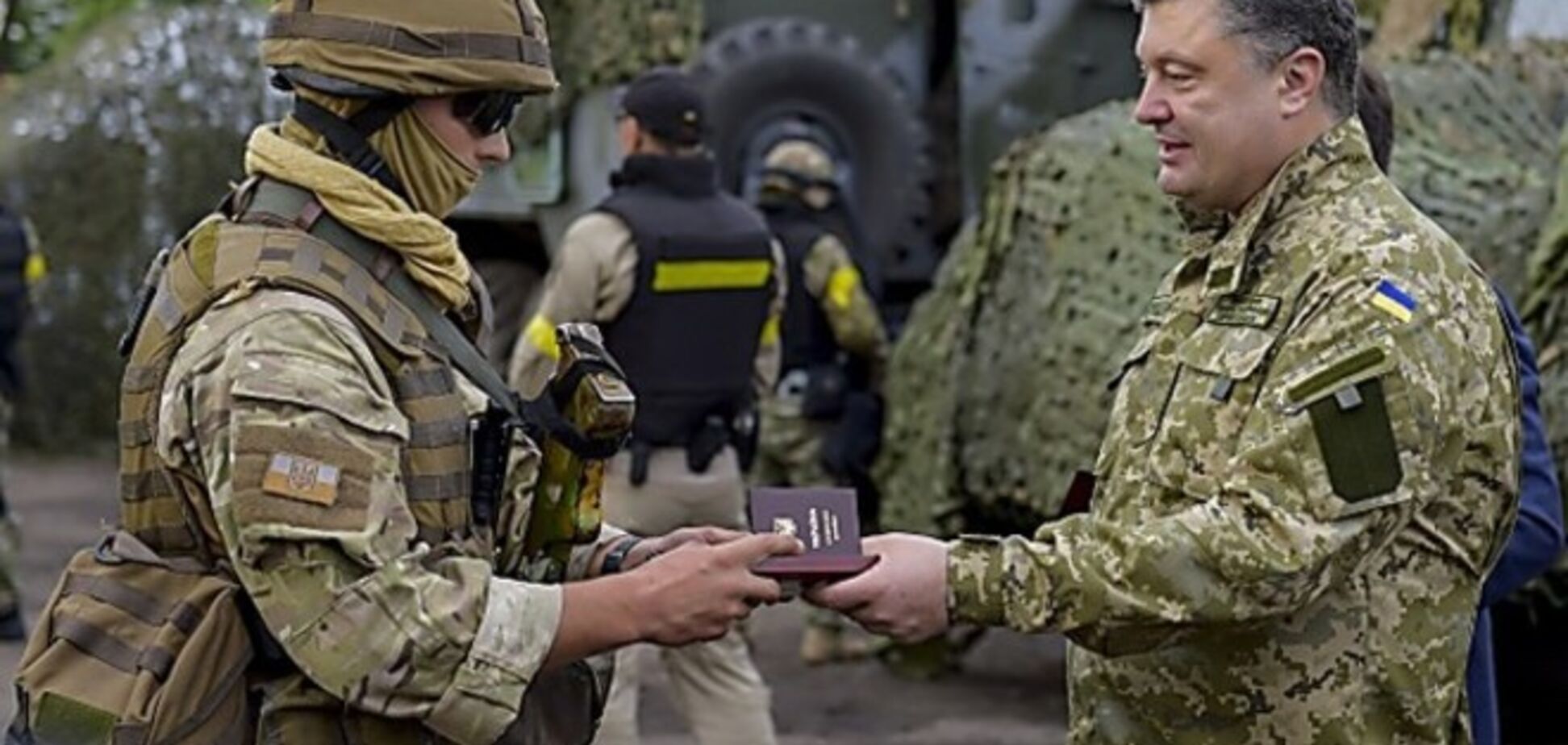 Порошенко вручил награды раненым десантникам из зоны АТО