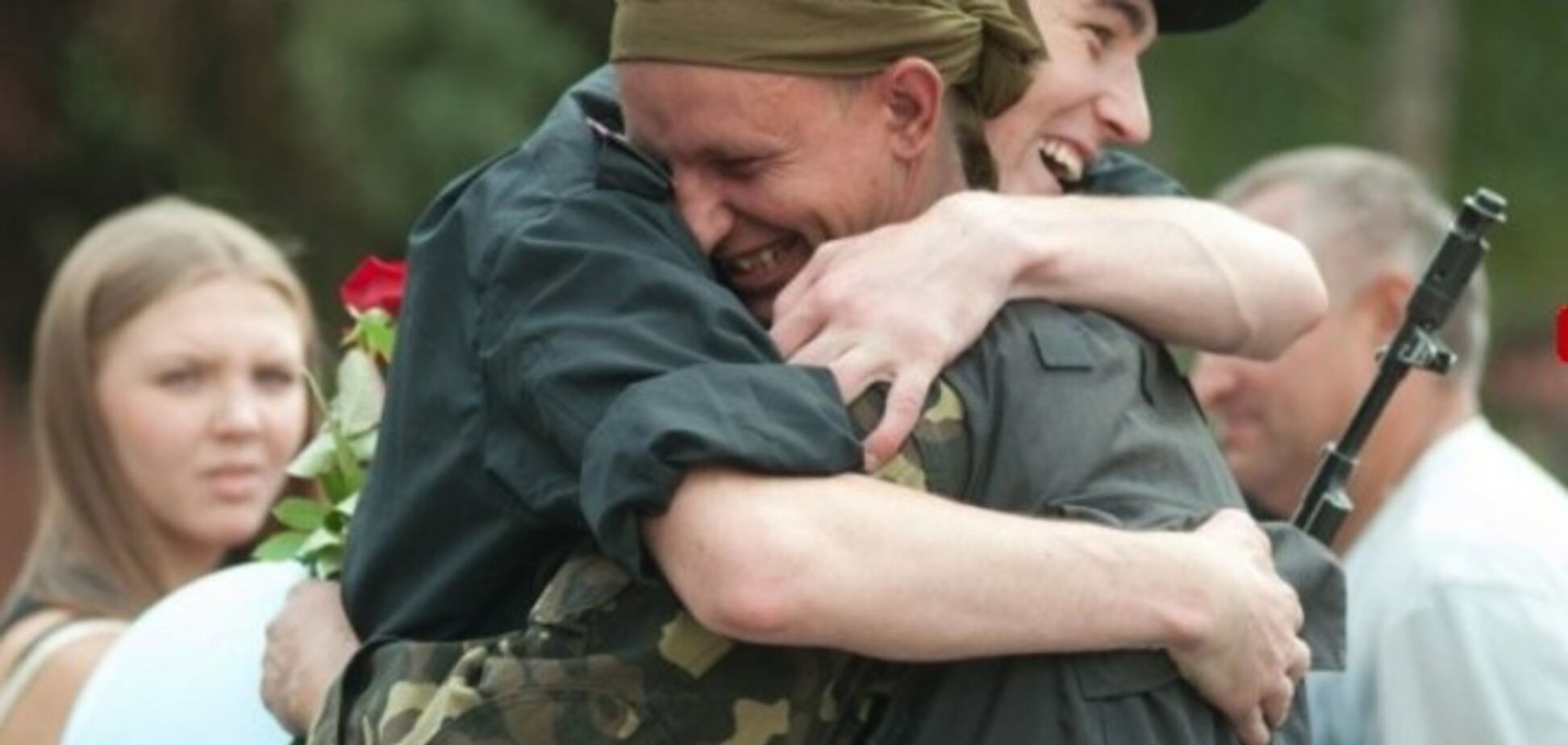 Бойцов 'Гепарда' у Запоріжжі зустрічали з квітами, сльозами і прапорами України