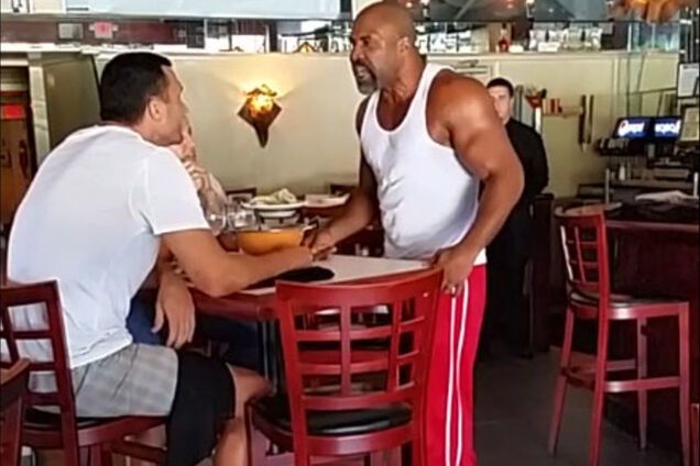 Кличко вылил на голову Бриггса стакан сока