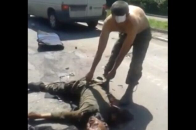 Террористы заставили украинского пленного носить трупы товарищей 18+