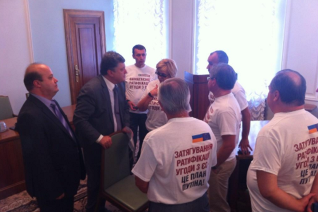 Порошенко так и не назвал дату внесения Соглашения с ЕС в Раду для ратификации