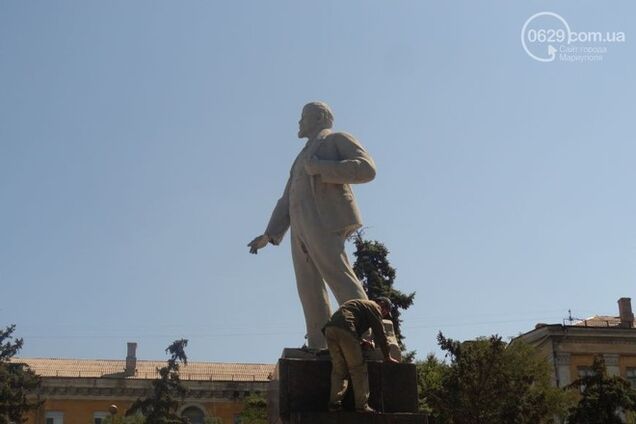 В Мариуполе коммунальщики не смогли спилить памятник Ленину