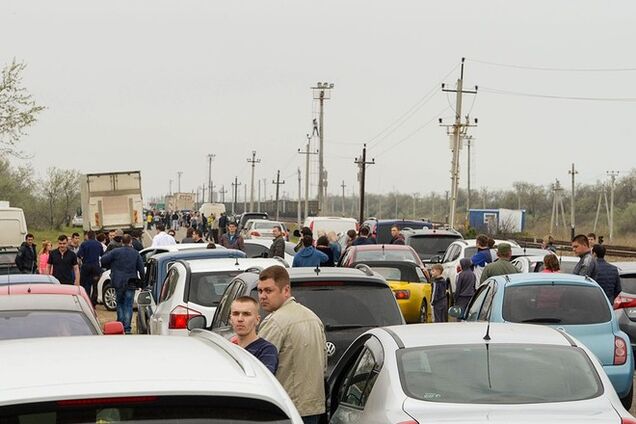 Застрявшие в Крыму на переправе туристы готовы в 10 раз больше ждать, ведь 'Крымнаш'