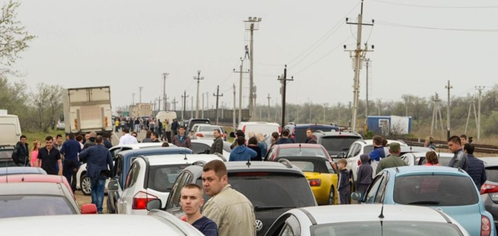 Застрявшие в Крыму на переправе туристы готовы в 10 раз больше ждать, ведь 'Крымнаш'