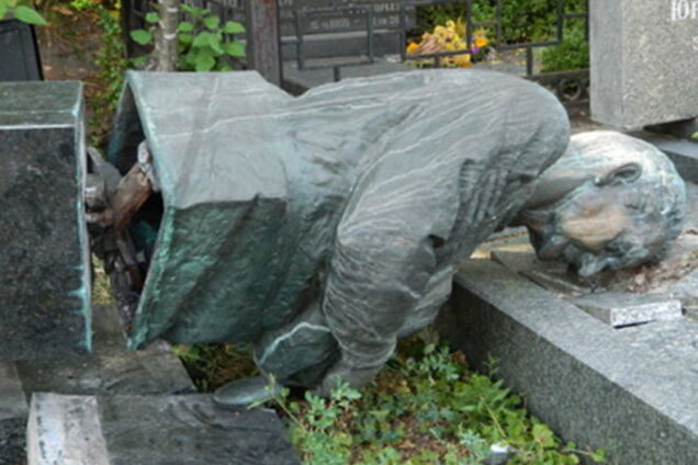 На Байковом кладбище в Киеве поймали вандалов