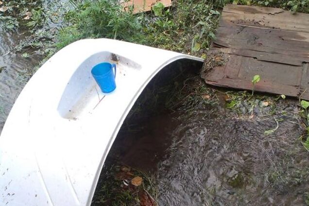 Луганчане кружками черпают ценную воду из разбитых снарядами водопроводов