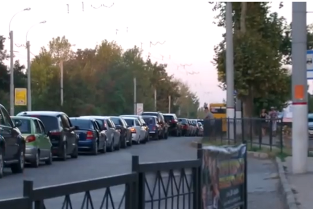 Время ожидания парома со стороны Керчи достигло 55 часов, город превратился в 'большой туалет'