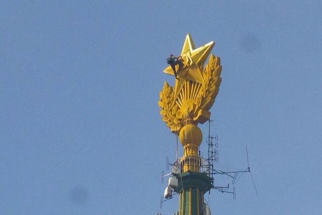 В Москве закрасили все следы украинского флага на звезде высотки и ответили триколором