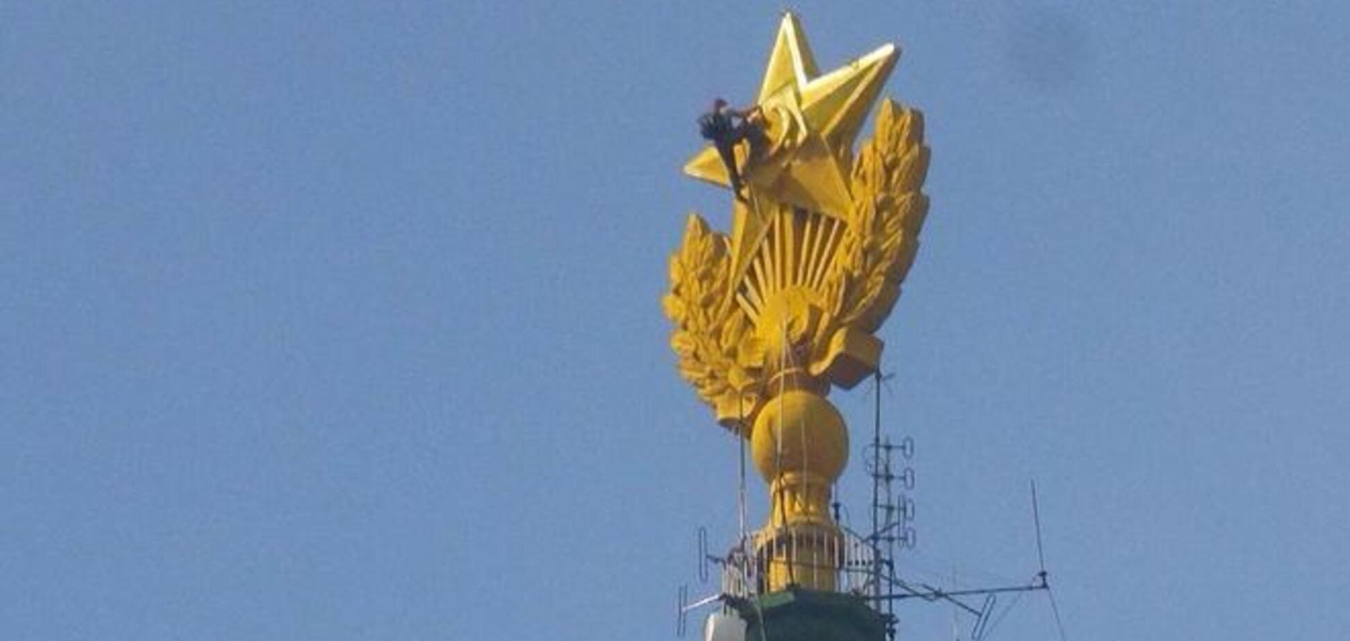 В Москве закрасили все следы украинского флага на звезде высотки и ответили триколором