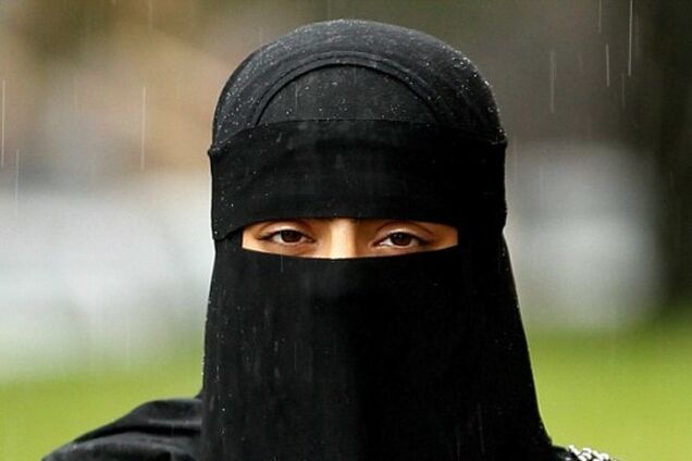 Бельгийский дипломат арестован за снятие с катарской принцессы никаба