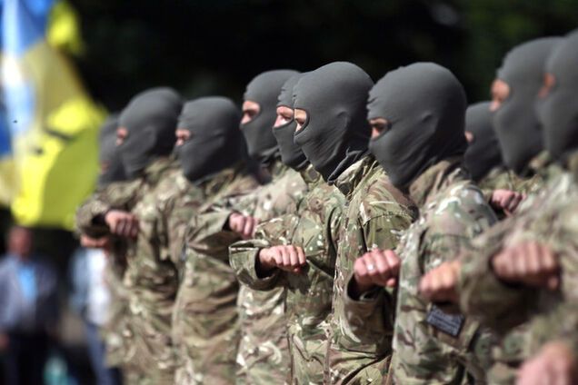 Генерал поблагодарил батальоны 'Донбасс', 'Днепр' и 'Кривбасс' за мужество в Иловайске
