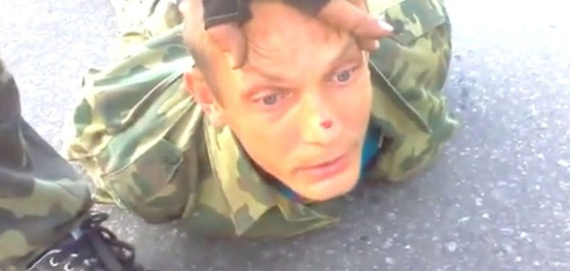 В сети появилось видео, на котором бойцы АТО проводят 'разъяснительные работы' с террористами