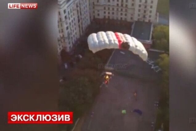 Звезду на высотке в Москве раскрасил в сине-желтый цвет парашютист