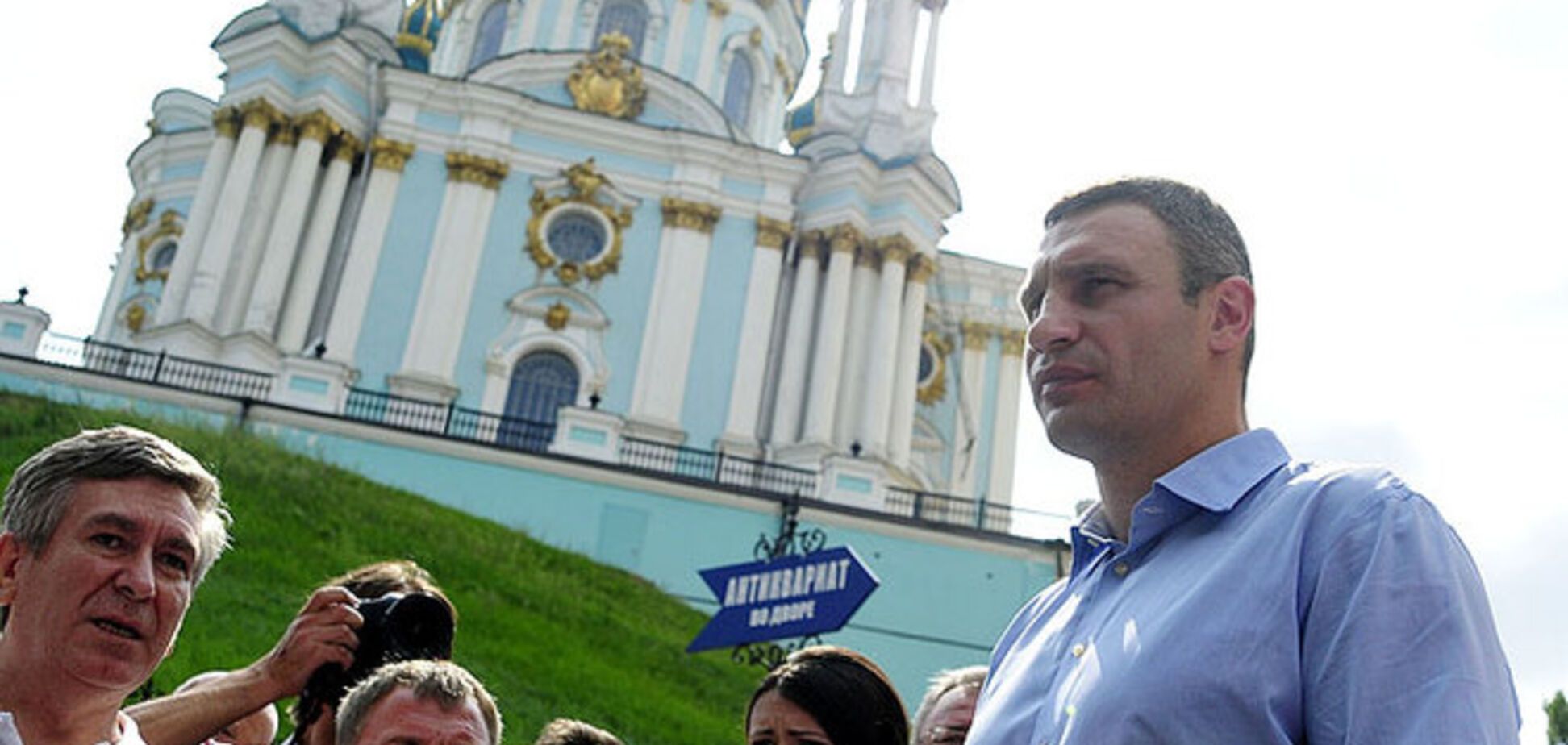 На Андреевском спуске появились магнитики и кружки с Кличко