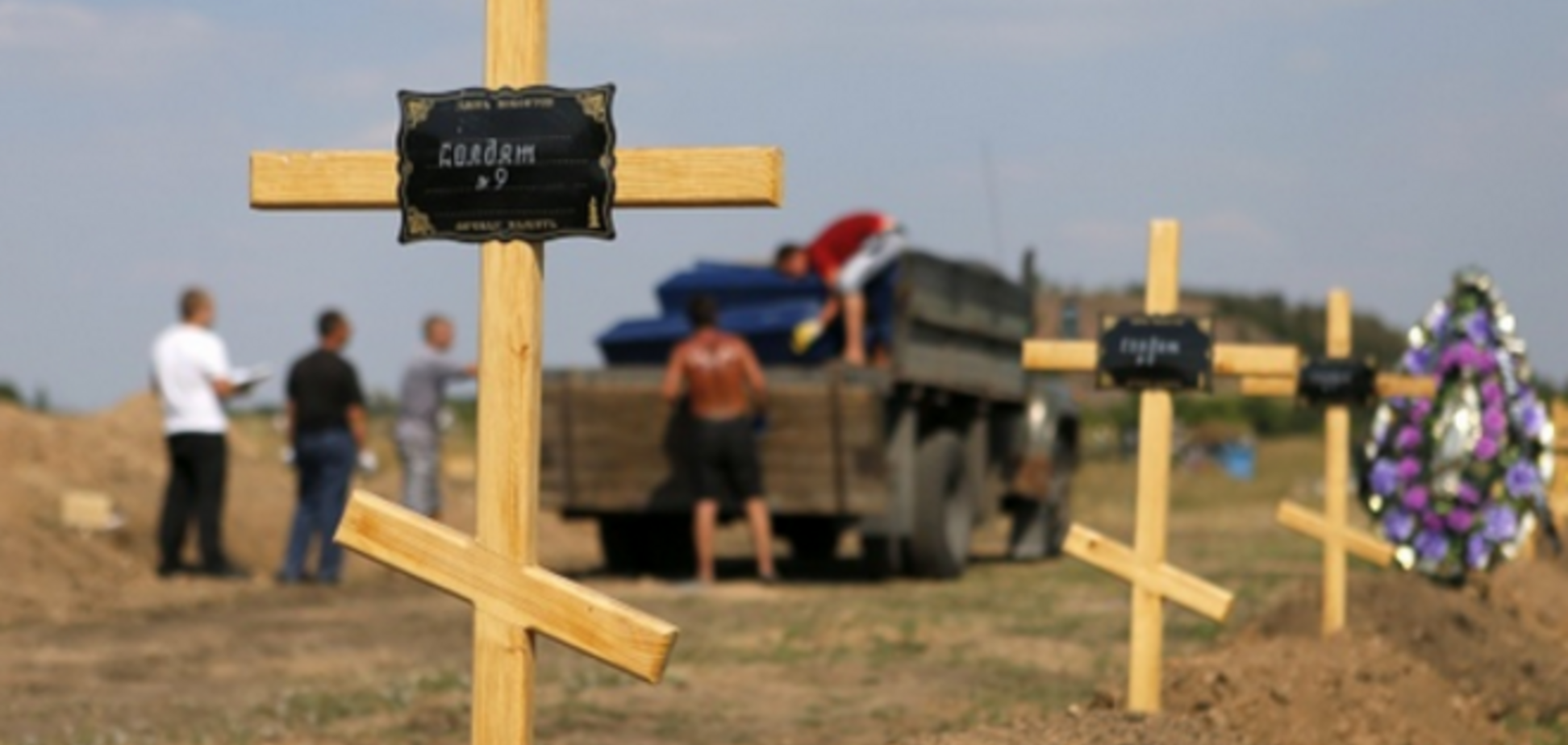 Боевиков хоронят под Донецком навалом в пронумерованных траншеях