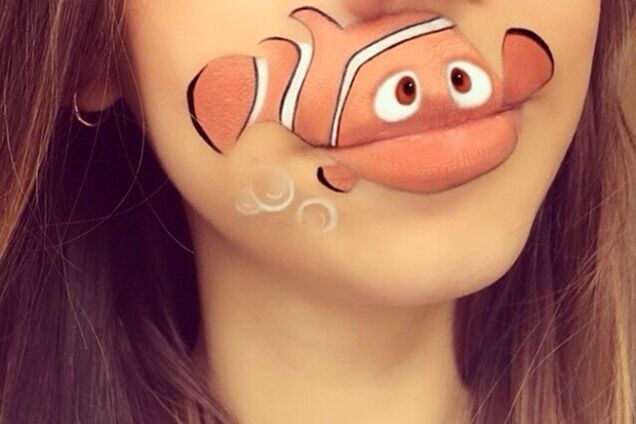 Креативный визажист рисует мультяшных персонажей на своих губах