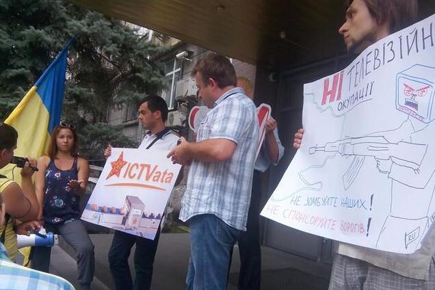 В Киеве из-за российских сериалов пикетировали телеканал ICTV