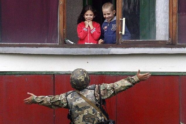 Фото солдата, пытающегося рассмешить детей в зоне АТО, взорвало соцсети