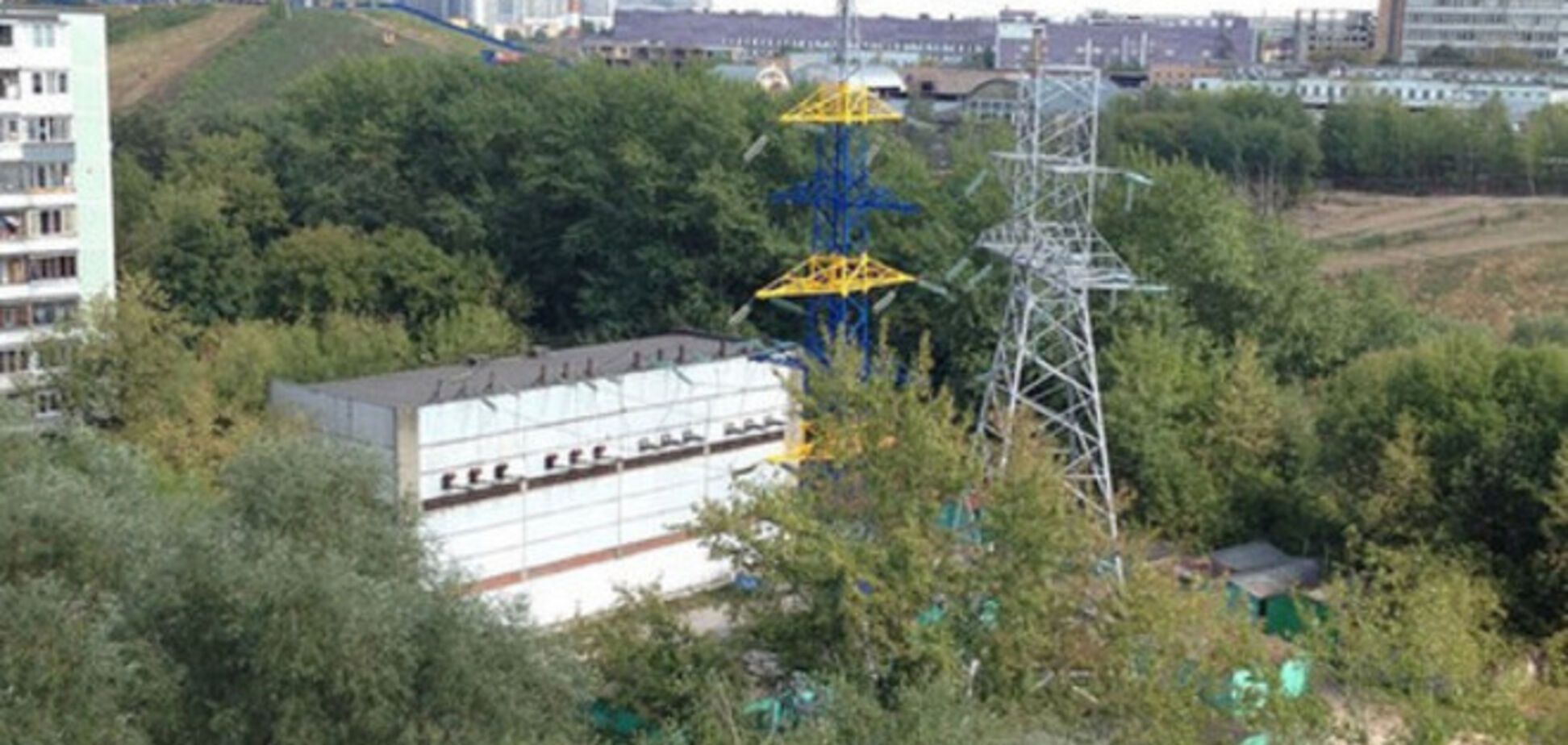 В Москве вышку линии электропередачи перекрасили в цвета флага Украины