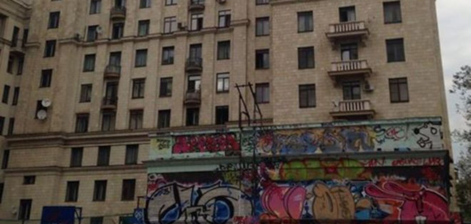 Задний фасад 'оскверненной' флагом Украины московской высотки разрисован уродливыми граффити