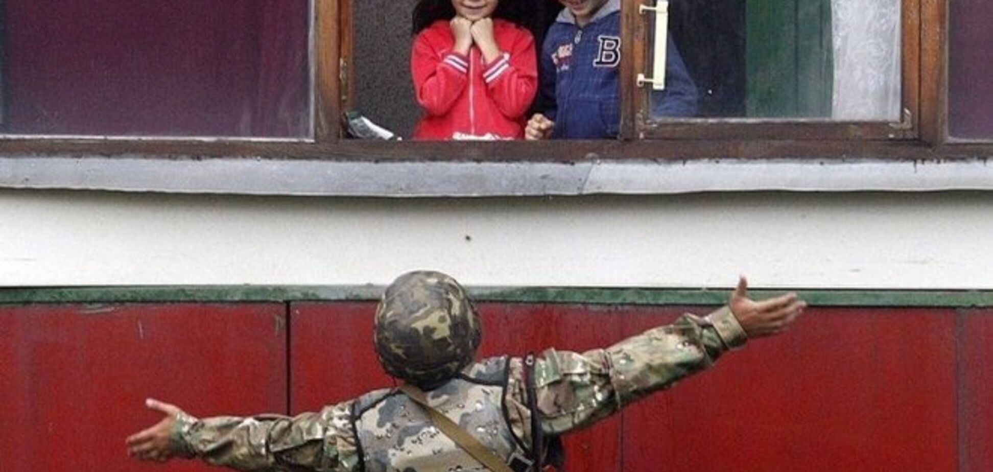 Детей из Попасной угощал конфетами боец из Ивано-Франковска - они испугались грома