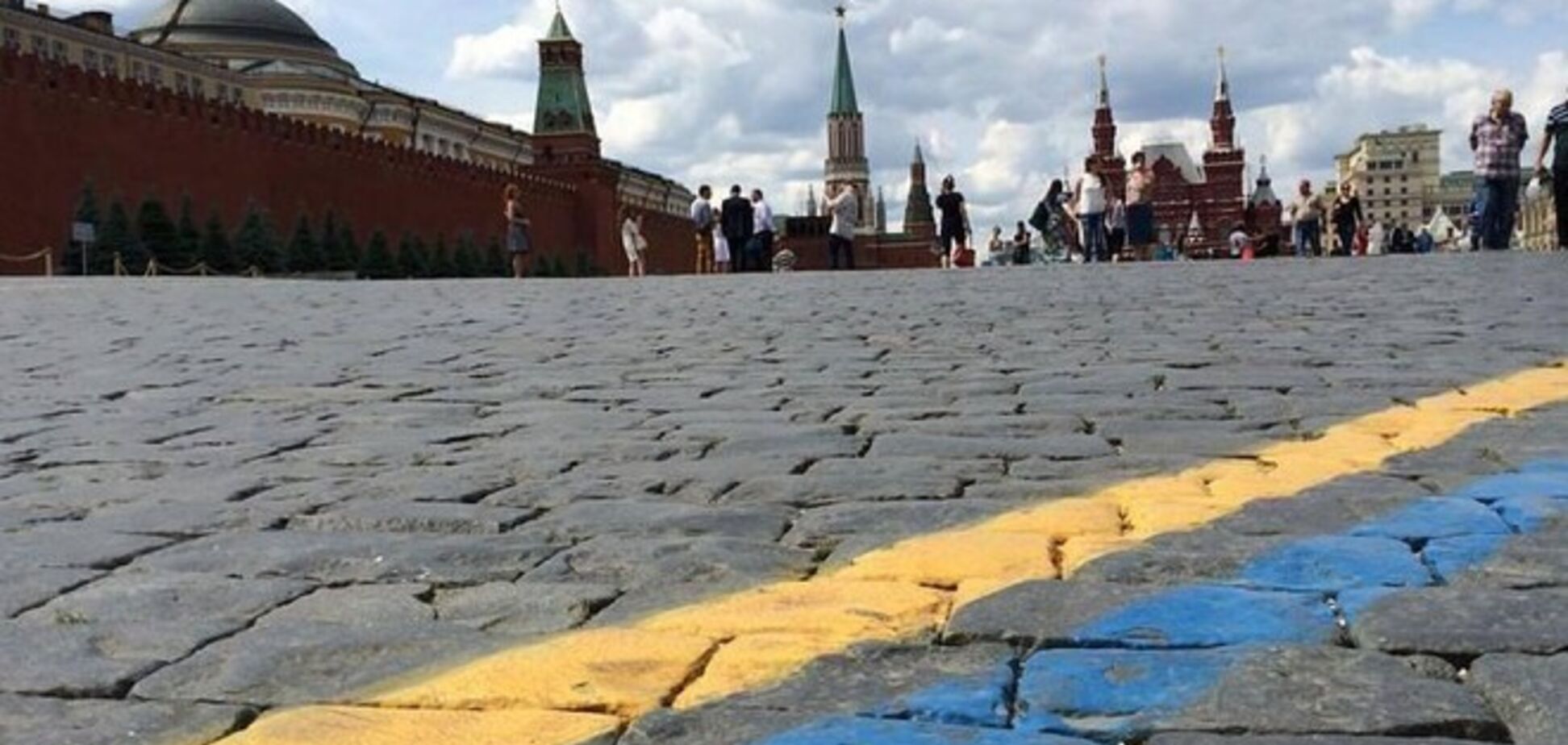 В Кремле объяснили предназначение синей и желтой полос на Красной площади