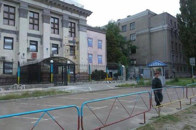Забор возле посольства России в Киеве стал сине-желтым