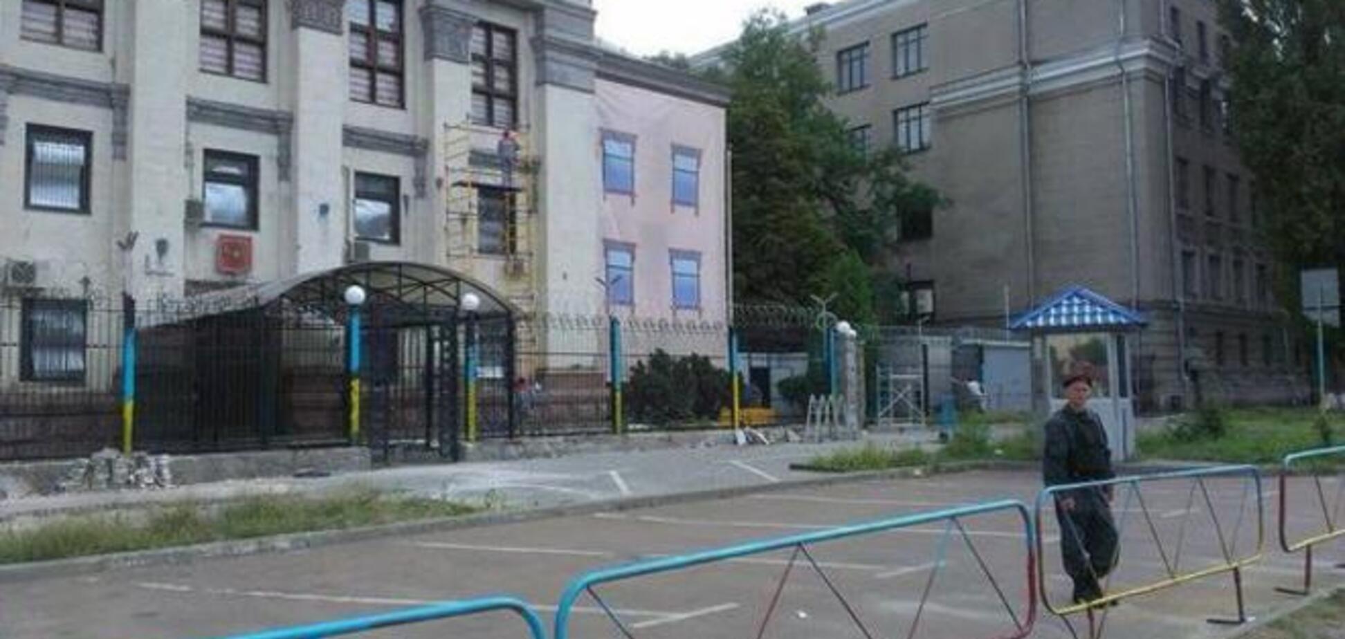 Забор возле посольства России в Киеве стал сине-желтым