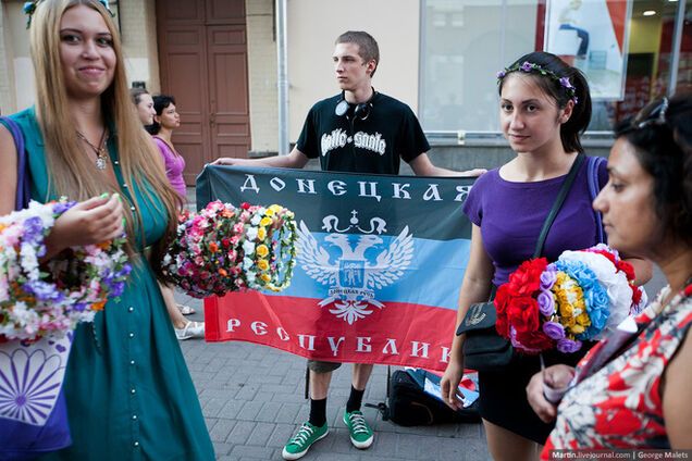 У Москві прямо на Арбаті хлопець вільно продавав прапори 'ДНР'