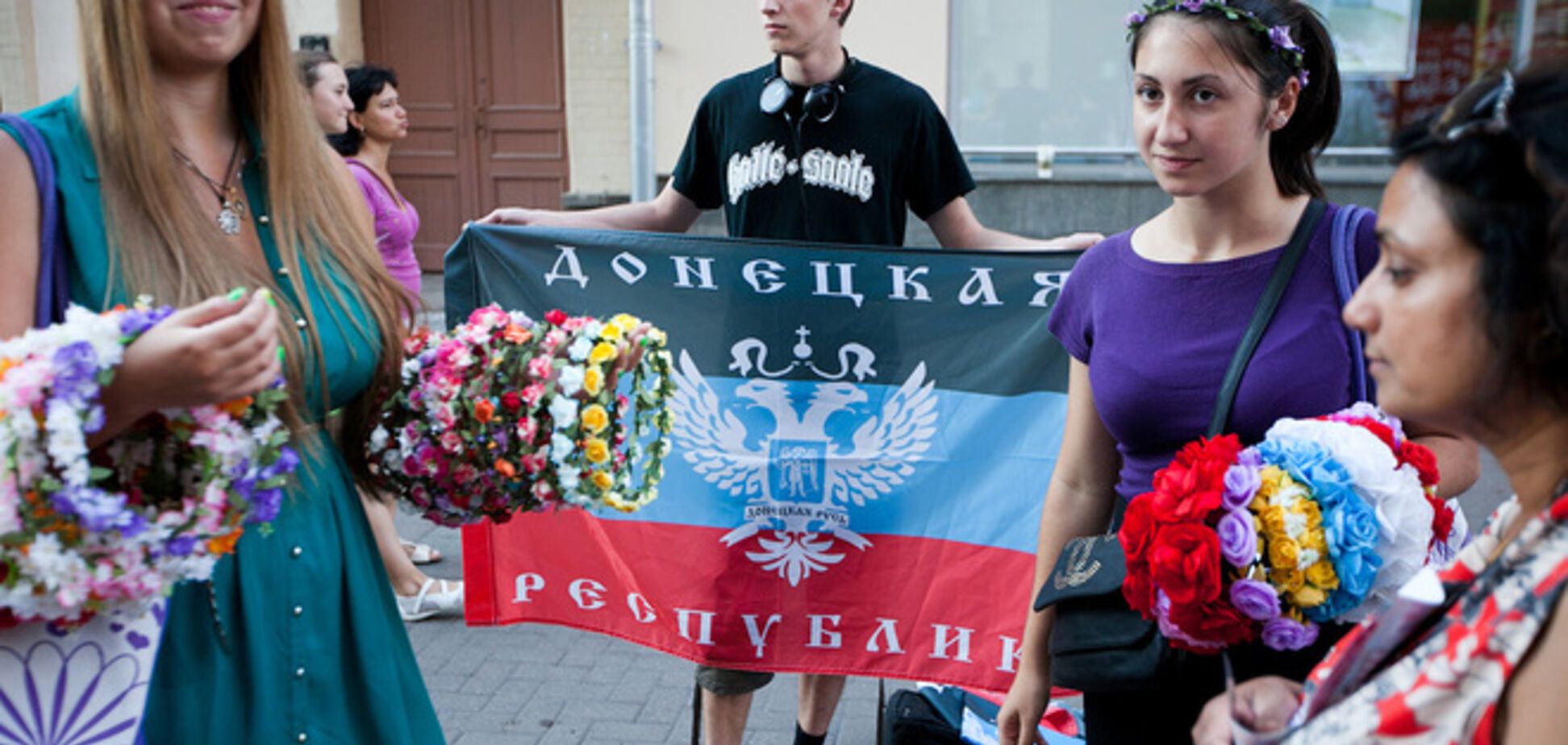 В Москве прямо на Арбате парень свободно продавал флаги 'ДНР'