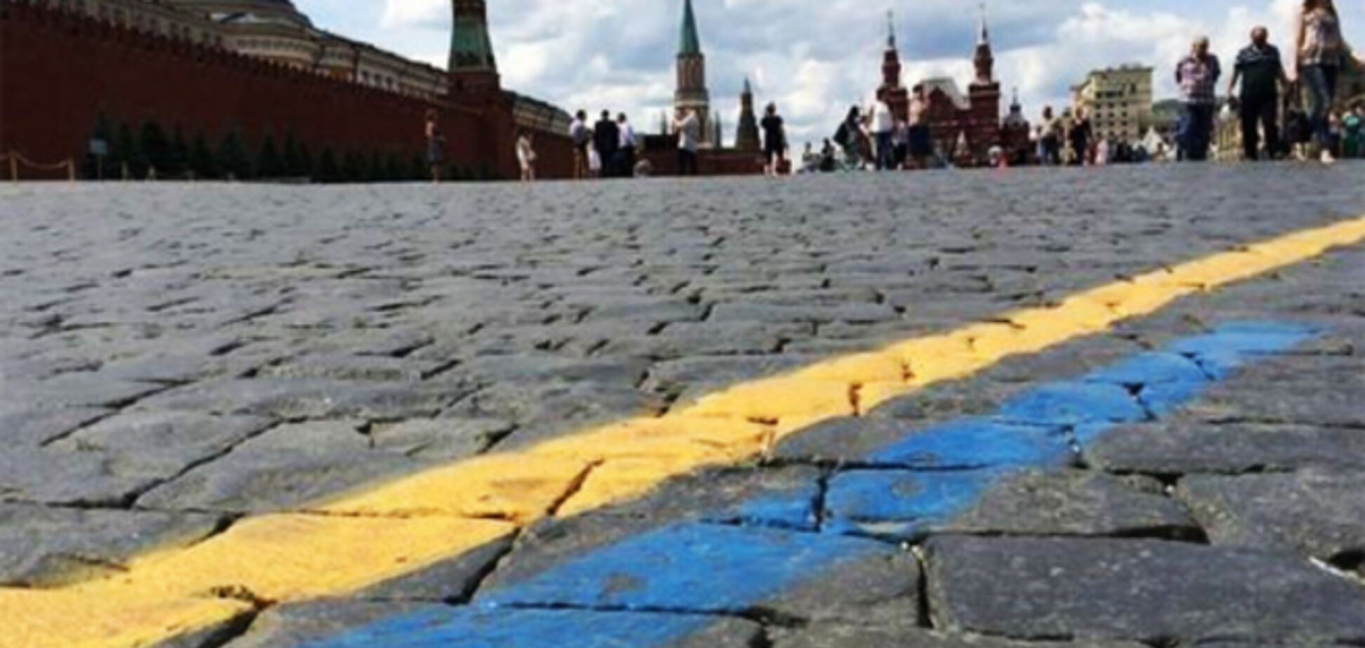Неизвестные разрисовали Красную площадь в цвета украинского флага
