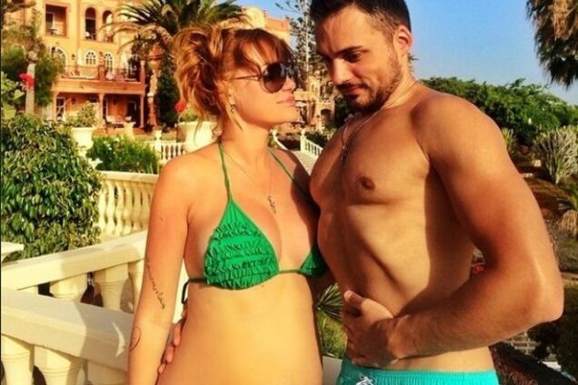 Из-за беременности Славу из 'НеАнгелов' не узнали в Борисполе