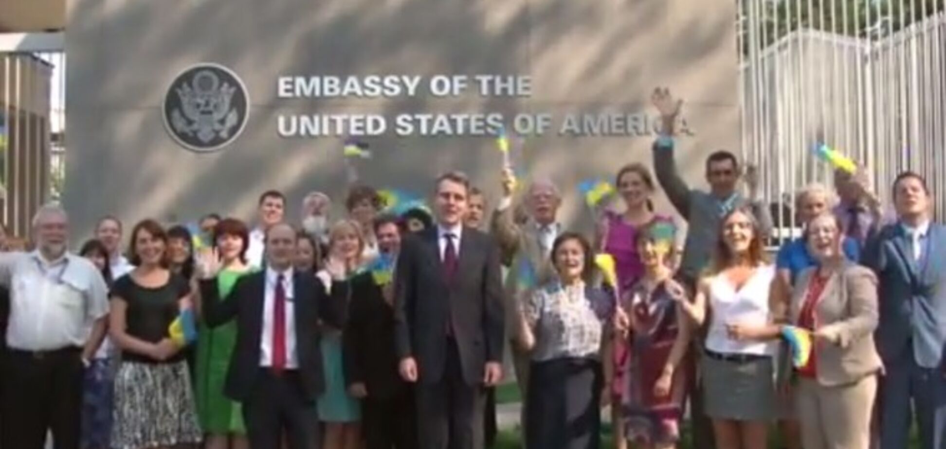 Посольство США поздравило украинцев с Днем Независимости исполнением гимна Украины на 17 языках