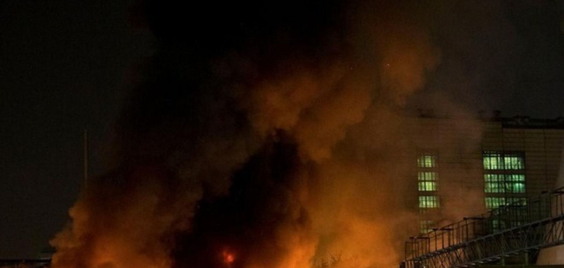І на московській вулиці загорілися покришки: в російській столиці палав склад шин