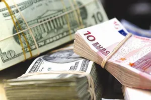 Доллар в Украине уже продают по 13,7 грн