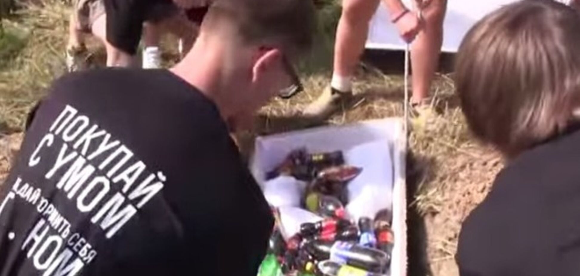 В России 'пищевые патриоты' на мусорке хоронили продукты западных производителей