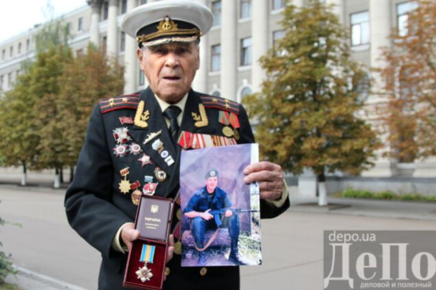 96-летний ветеран ВОВ получил орден своего внука, погибшего в АТО