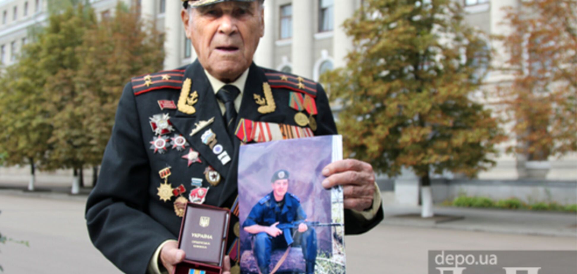 96-летний ветеран ВОВ получил орден своего внука, погибшего в АТО