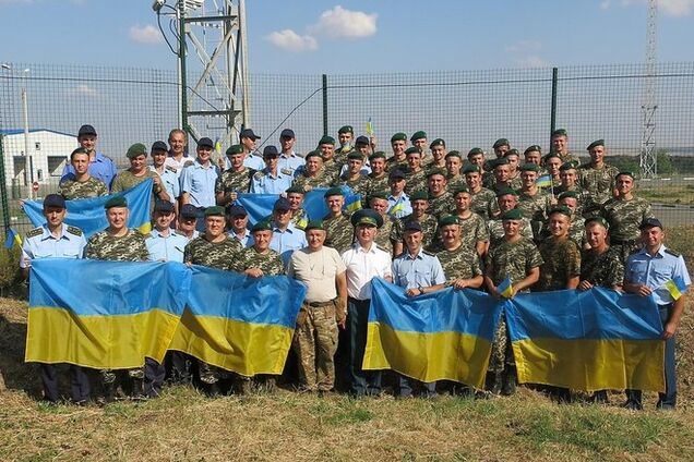 Заблокированные в РФ пограничники 'троллили' россиян украинскими флагами