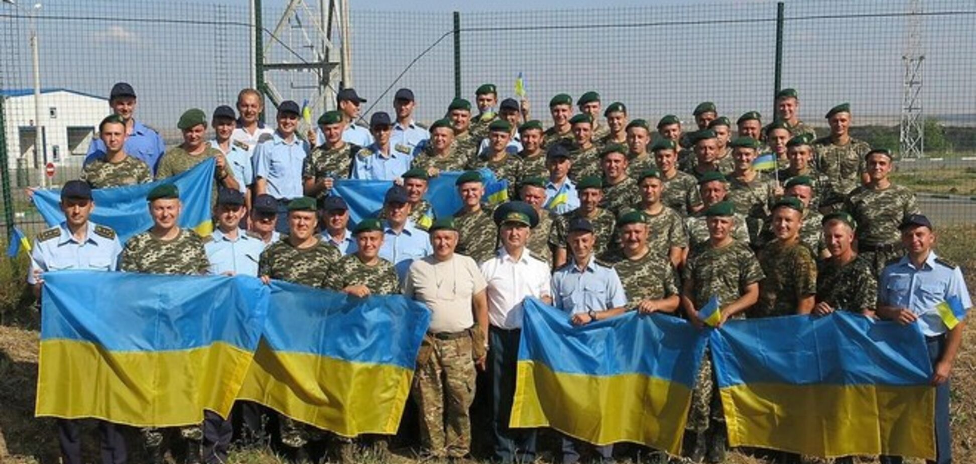 Заблокированные в РФ пограничники 'троллили' россиян украинскими флагами