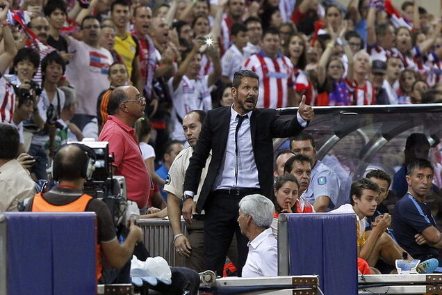 Тренера 'Атлетико' удалили за подзатыльник судье