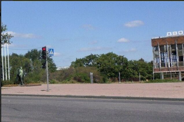 В Донецке облили краской памятник Кобзону