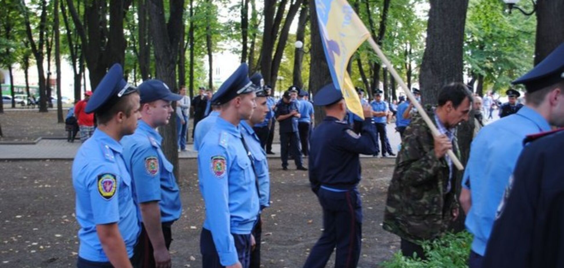 В Харькове милиционер избил мужчину с украинским флагом, а затем бросил – 'отдайте ему эту тряпку'