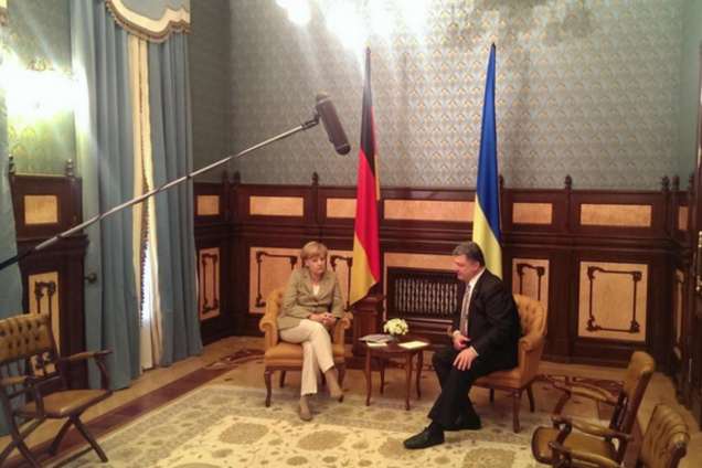Меркель и Порошенко договорились решать украинско-российский конфликт путем переговоров