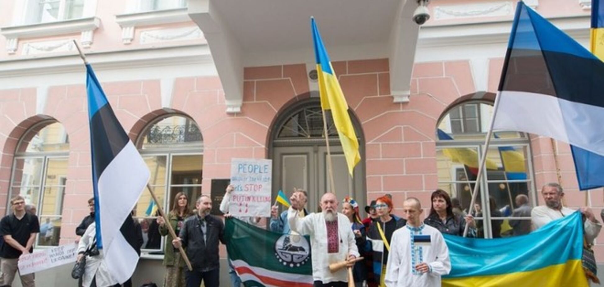 Эстонцы пикетировали посольство РФ в Таллинне: руки прочь от Украины!