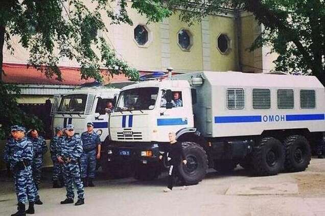 Задержанные за поздравление Украины московские активисты спели в автозаке 'Ще не вмерла...'