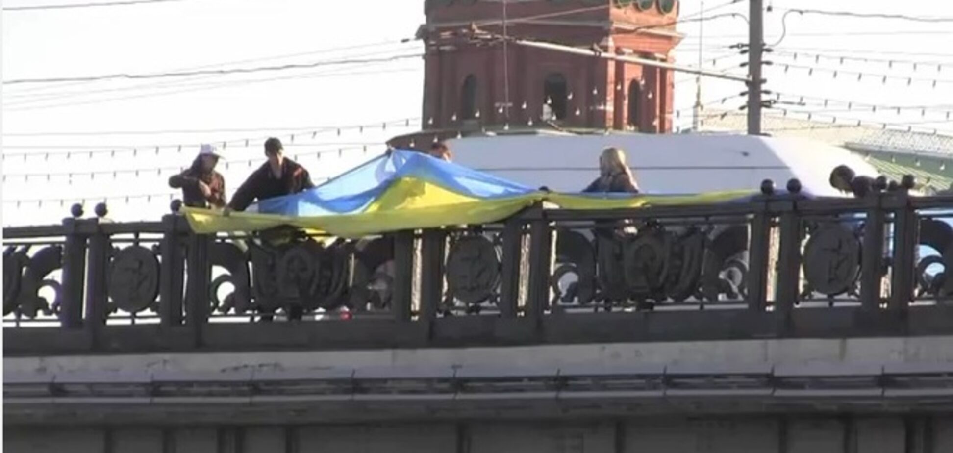 Около Кремля пытались развернуть флаг Украины