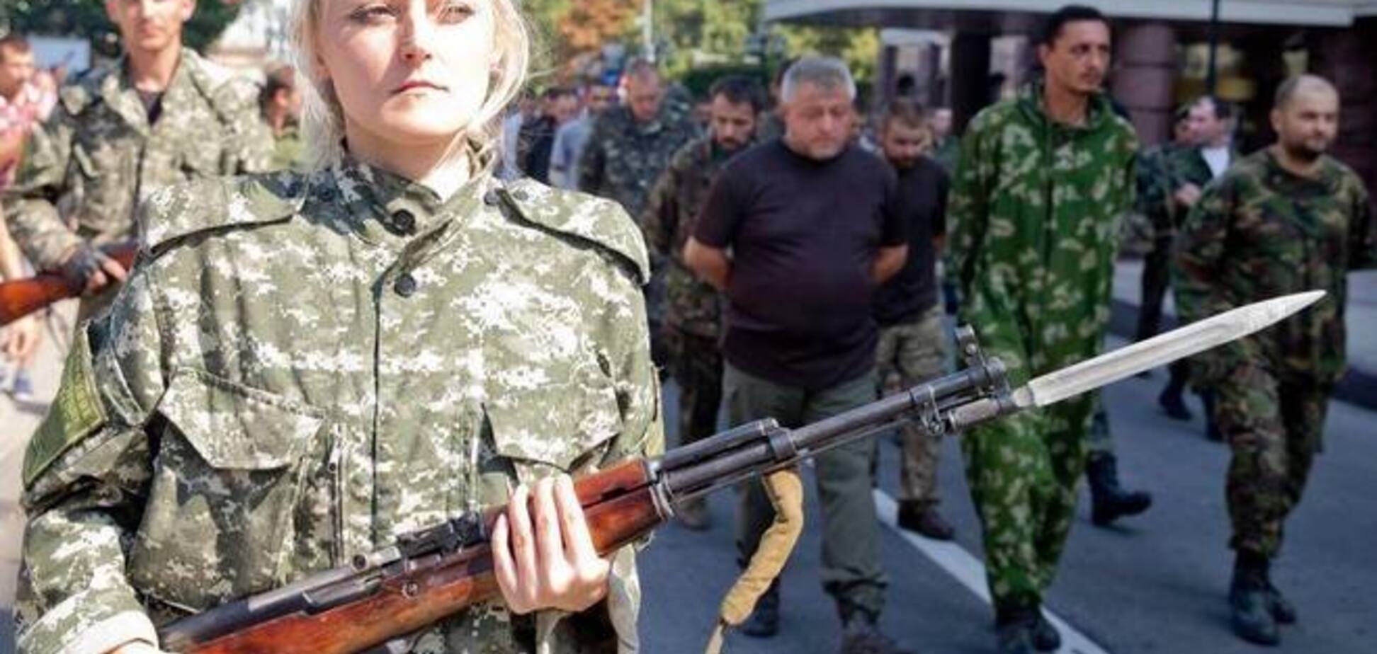 Пленных военных  в Донецке конвоировала вооруженная 'министр культуры ЛНР'