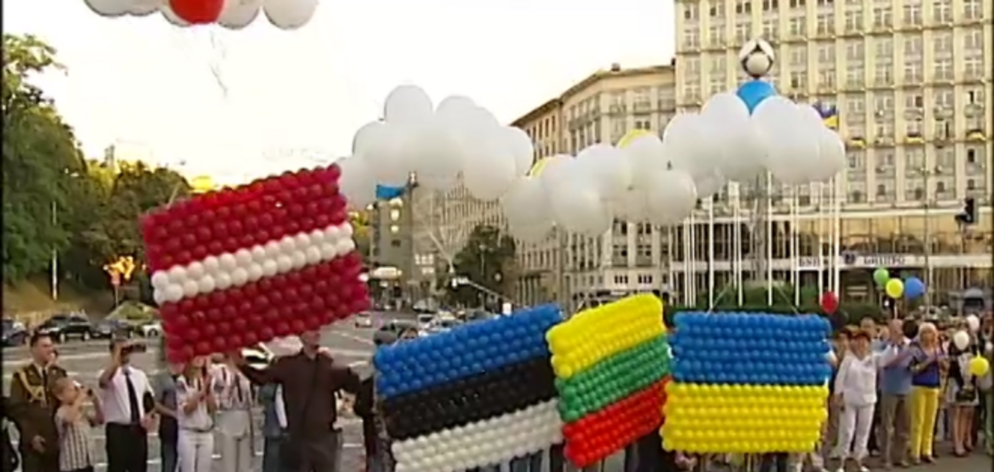 Прибалтийские дипломаты устроили цепь единения с украинцами